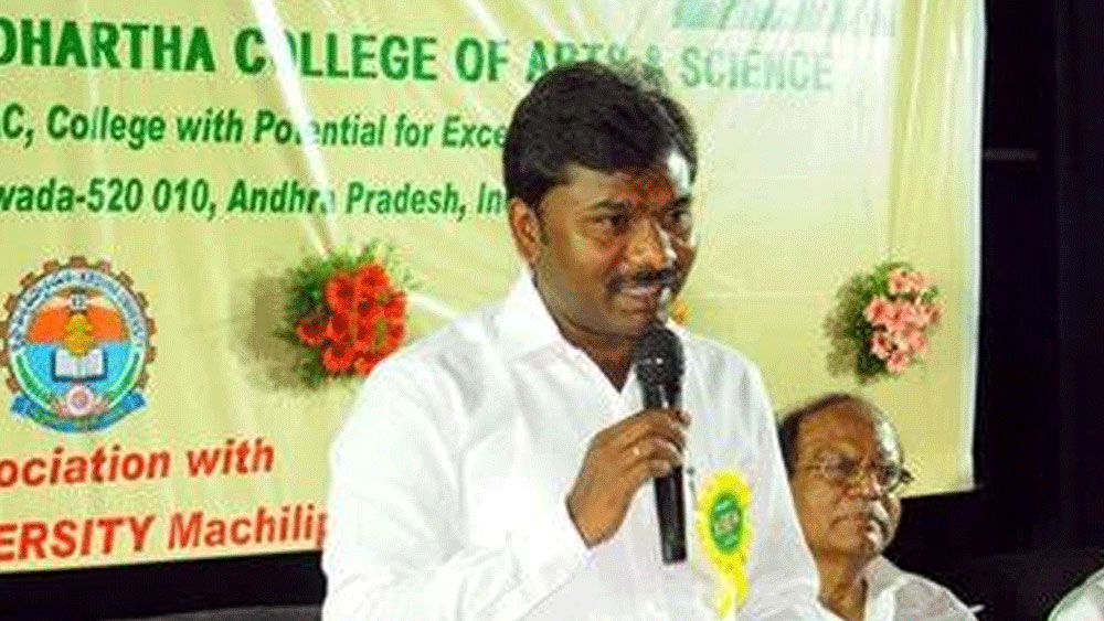 অন্ধ্রপ্রদেশের কারনুল জেলার কোটাপারু গ্রামে এক চাষি পরিবারে জন্ম গন্ধম চন্দ্রুদুর। পরিবারে তিনিই ‘ফার্স্ট জেনারেশন লার্নার’।