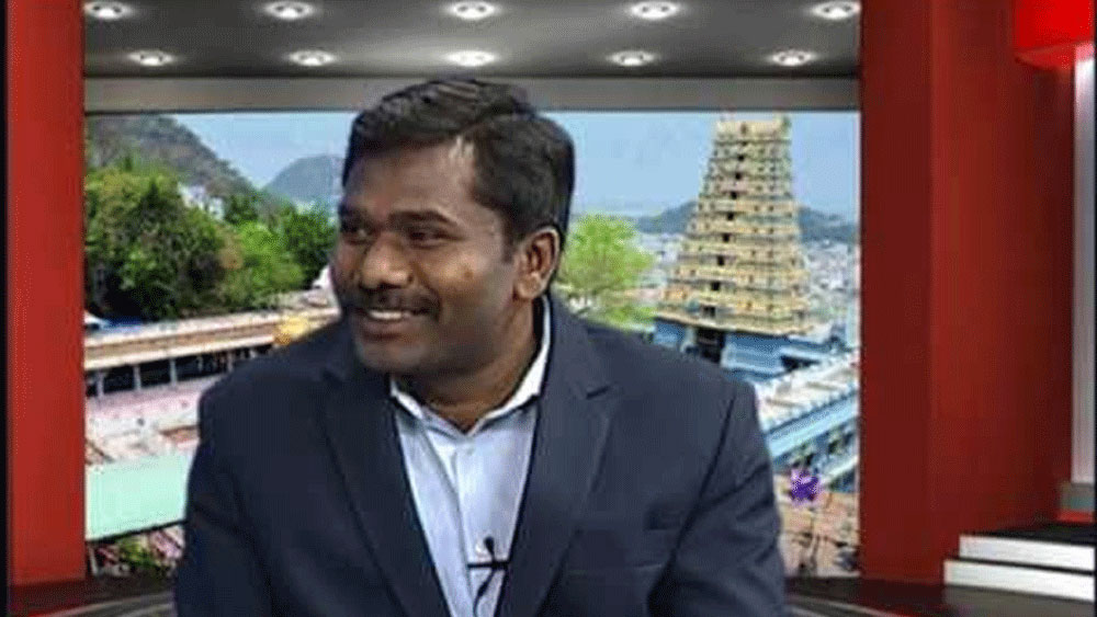 অর্থাত্ পরিবারে তাঁর আগে আর কেউই বইয়ের মুখ দেখেননি। এমন এক পরিবেশে থাকতেন তিনি, যেখানে স্কুলের প্রাথমিক স্তর পাশ করাই দূরুহ, সেখানে নিজের প্রতিক্ষা আর ইচ্ছাশক্তির জোরে আইএএস-এর মতো কঠিন পরীক্ষাতেও উতরে যান প্রথম চেষ্টাতেই।