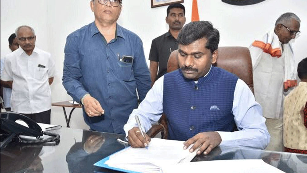 ২০০৯ সালে আইএএস পরীক্ষায় তিনি সারা ভারতে ১৯৮ র‌্যাঙ্ক করেন। ২০১০ সালে নিজের রাজ্য অন্ধ্রপ্রদেশেই প্রথম কাজে যোগ দেন। ইচ্ছাশক্তি আর কঠোর পরিশ্রমের কাছে যে অর্থকষ্ট কোনও বাধা নয়, গন্ধমের থেকে এখন সেই অনুপ্রেরণাই পান তাঁর মতো কোটাপারুর অলিতে গলিতে ঘুরে বেড়ানো ছেলেমেয়েরা।