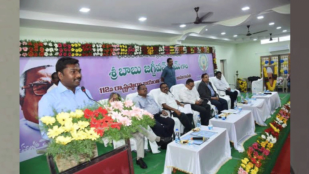 ছোটবেলায় বাবা-মা গ্রামেরই এক সরকারি প্রাথমিক স্কুলে ভর্তি করিয়ে দিয়েছিল তাঁকে। পঞ্চম শ্রেণি পর্যন্ত ওই স্কুলেই পড়েন। তারপর পঞ্চম শ্রেণিতে পড়াকালীন জওহর নবোদয় বিদ্যালয়ের নির্বাচনী পরীক্ষা পাশ করে এই স্কুলে ভর্তি হন তিনি। স্কুলের পরিকাঠামো ছিল ভাল আর বেতন ছিল সাধ্যের মধ্যে। কিন্তু সেখানে সুযোগ পাওয়া ছিল বেশ কঠিন।