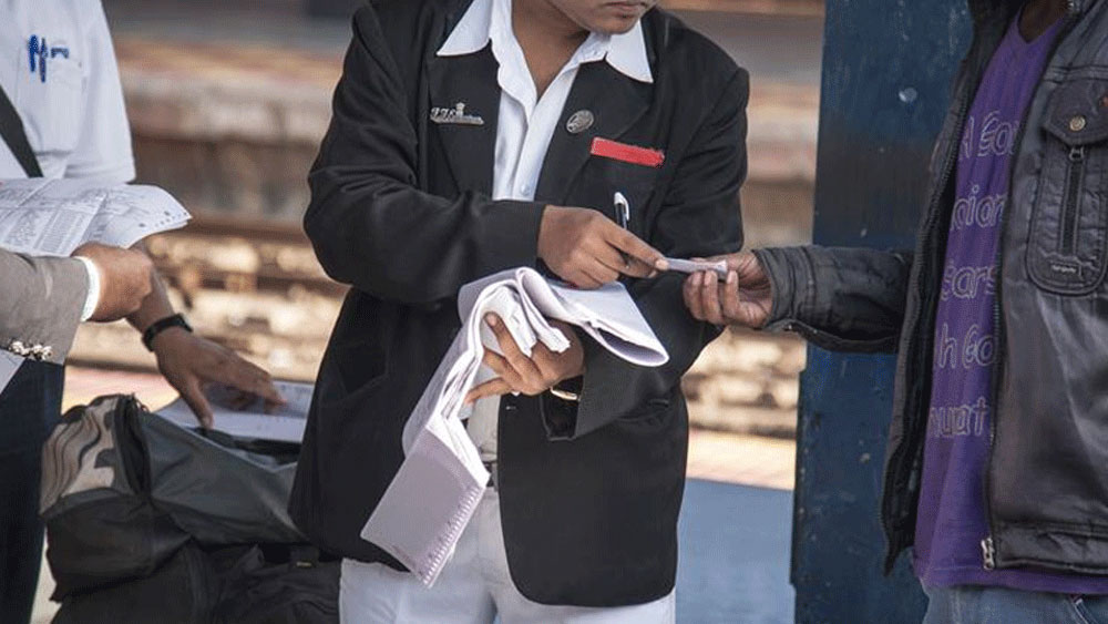 সেকেনদরাবাদে রেলওয়ে জুনিয়র কলেজ থেকে হাইস্কুলের গণ্ডি টপকান গন্ধম। তারপর ওই ভোকেশনাল কোর্সের সুবাদে টিকিট কালেক্টরের চাকরি পান ১৮ বছর বয়স হওয়ার আগেই। পরিবারের জন্য চাকরিটা তাঁর দরকার ছিল।