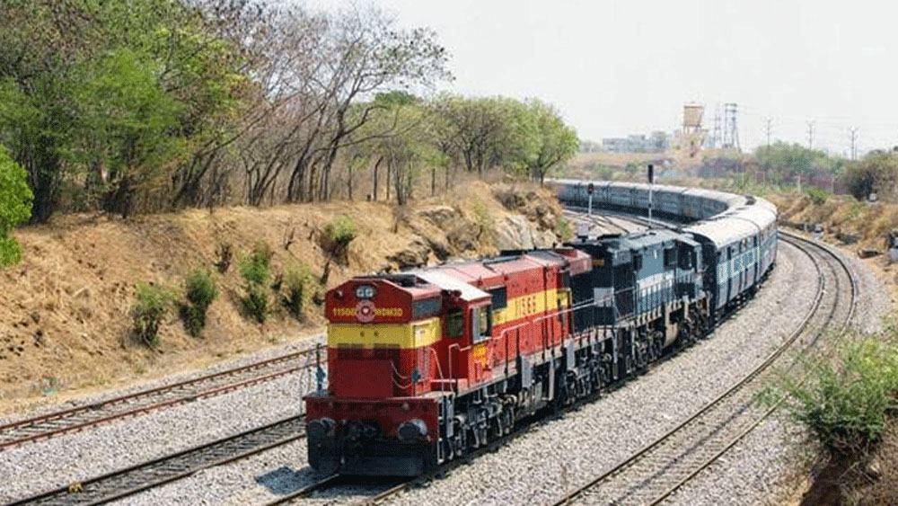 টিকিট কালেক্টর হয়েই থেমে যেতে চাননি তিনি। আরও বড় কিছু হয়ে ওঠার ইচ্ছা ছিল। তাই প্রথমেই চাকরির পাশাপাশি দূরশিক্ষার মাধ্যমে স্নাতক হন।