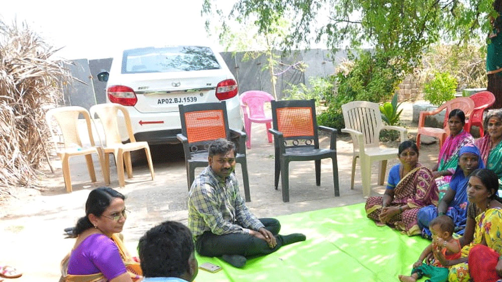 ২০০০ সালে তিনি টিকিট কালেক্টরের কাজ পান। কিন্তু সরকারি চাকরিটা তাঁকে স্বস্তি দিচ্ছিল না। এর নয় বছর পর, ২০০৯ সালে তিনি আইএএস পরীক্ষায় বসেন। সারা দিনের চাকরির পরে পরীক্ষার প্রস্তুতি নেওয়া সম্ভব হচ্ছিল না। তাই সিনিয়রকে বলে নাইট শিফট নিয়ে নিয়েছিলেন।