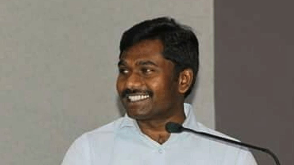 প্রথম বারের চেষ্টাতেই আইএএস-এর মতো কঠিন পরীক্ষায় ভাল নম্বর নিয়ে উত্তীর্ণ হন। আইএএস অফিসার হওয়ার পর অন্ধ্রপ্রদেশের প্রত্যন্ত এলাকায় ঘুরে বেড়িয়েছেন তিনি। পিছিয়ে পড়া বিভিন্ন উপজাতি সম্প্রদায়কে সাহায্য করেছেন।