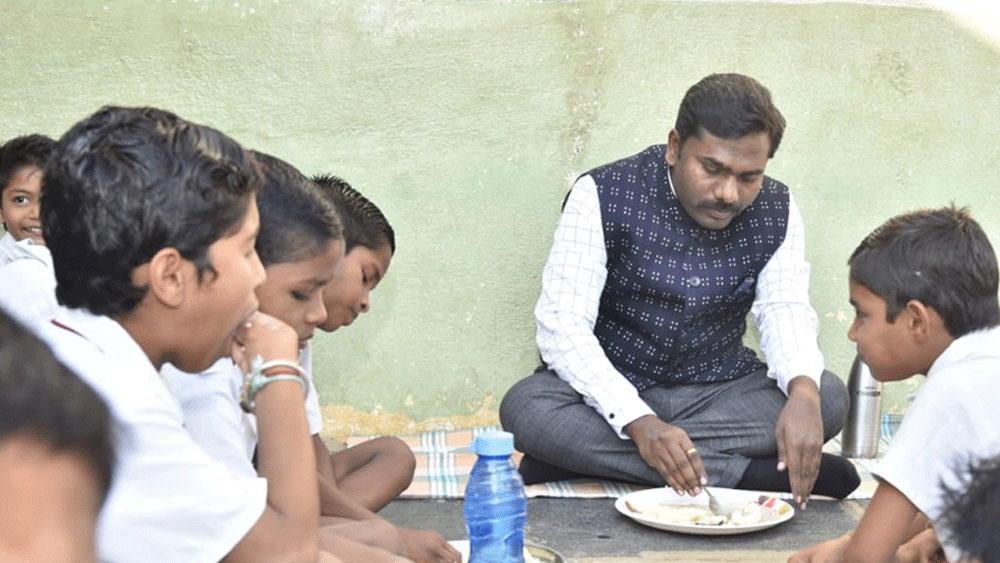 তাঁদের জন্য ঋণের ব্যবস্থা করে দিয়ে ব্যবসার সুযোগ করে দিয়েছেন। অর্থের অভাবে যাতে গ্রামের কাউকে পড়াশোনা ছাড়তে না হয়, সাহায্যের হাত বাড়িয়ে দিয়েছেন সে দিকেও।