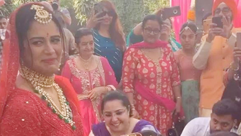 জনপ্রিয় সেই জসসি ওরফে মোনা সিংহই বিয়ে করলেন সম্প্রতি। শুক্রবার মুম্বইয়ের জুহু মিলিটারি ক্লাবে বহুদিনের বয়ফ্রেন্ড শ্যাম গোপালানকে বিয়ে করলেন তিনি।