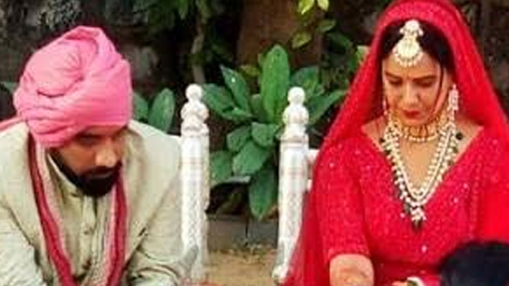 একেবারে পঞ্জাবি পোশাকে বিয়ে করেছেন মোনা এবং শ্যাম। ‘জসসি’র পরনে ছিল লাল লেহঙ্গা-চোলি। শ্যাম পরেছিলেন মানানসই ঘিয়ে রঙের শেরওয়ানি।