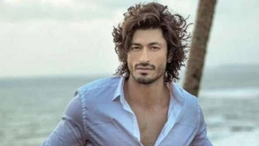 এক সময় বলিউড অভিনেতা বিদ্যুত্ জামওয়ালের সঙ্গে ডেট করতেন মোনা। টানা ৫ বছর তাঁরা সম্পর্কে ছিলেন। ২০১৫ সালে দু’জনের বিচ্ছেদ হয়। তার পরই মুম্বইয়ে একটি অনুষ্ঠানে শ্যামের সঙ্গে পরিচয় তাঁর।