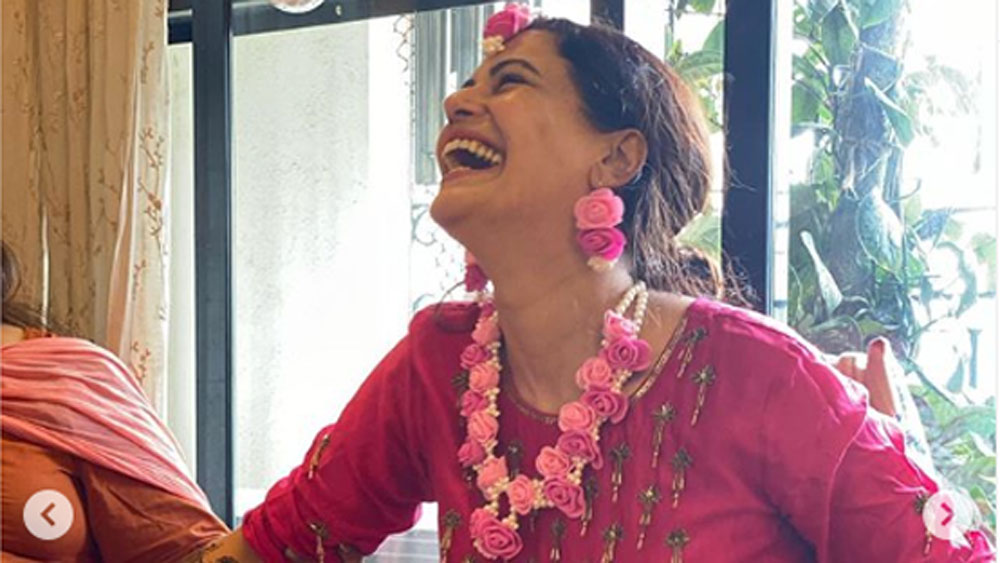 কিছু দিন আগেই মোনার মেহেন্দির অনুষ্ঠান হয়। সোশ্যাল মিডিয়ায় সেই সব ছবি এবং ভিডিয়ো ভাইরাল হয়েছিল।