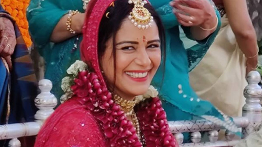 শুক্রবার মোনার বিয়েতে উপস্থিত ছিলেন তাঁর পরিবার এবং সমস্ত কাছে বন্ধুরা। উপস্থিত ছিলেন তাঁর সহ অভিনেত্রী এবং বন্ধু রক্সন্দা খান।