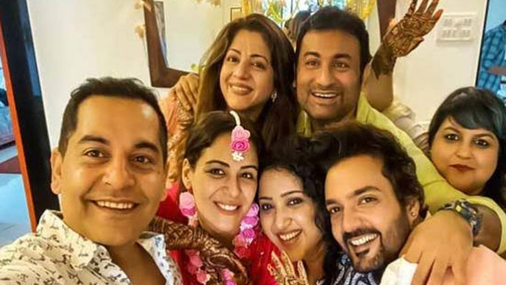 এ ছাড়া গৌরব গেরা, গীতা কপূর, আশিস কপূরের মতো টেলিভিশন অভিনেতারাও উপস্থিত ছিলেন মোনার বিয়েতে।