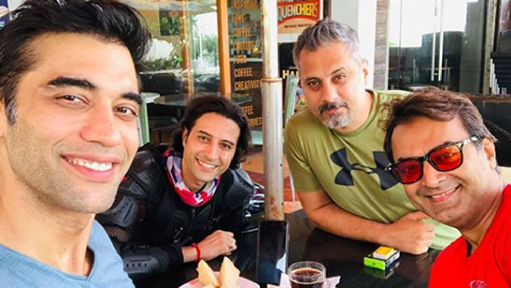 রহস্যজনক ভাবে মৃত্যু হল হিন্দি টেলি সিরিয়ালের জনপ্রিয় অভিনেতা কুশল পঞ্জাবীর। তাঁর বয়স হয়েছিল মাত্র ৩৭ বছর। শুক্রবার ভোরে কুশলের মুম্বইয়ের ফ্ল্যাট থেকে তাঁর ঝুলন্ত দেহ উদ্ধার করে পুলিশ। প্রাথমিক ভাবে পুলিশের অনুমান, তিনি আত্মঘাতী হয়েছেন। মিলেছে একটি সুইসাইড নোটও।