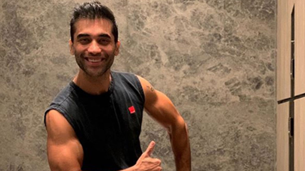 সুইসাইড নোটে মৃত্যুর জন্য কাউকে দায়ী করেননি তিনি। নিজের সমস্ত সম্পত্তি বাবা-মা আর তাঁর তিন বছরের ছেলের মধ্যে সমান ভাগে ভাগ করার কথাও উল্লেখ করেছেন তিনি। কিন্তু কী এমন হল যে তাঁকে এমন একটা পথ বেছে নিতে হল! পরিবার-পরিজন থেকে বন্ধুবান্ধব কারও কাছেই এর সঠিক উত্তর নেই। এমনকি সম্পত্তির ভাগে কেন স্ত্রী-র নাম নেই, তা নিয়েও রয়েছে ধোঁয়াশা।