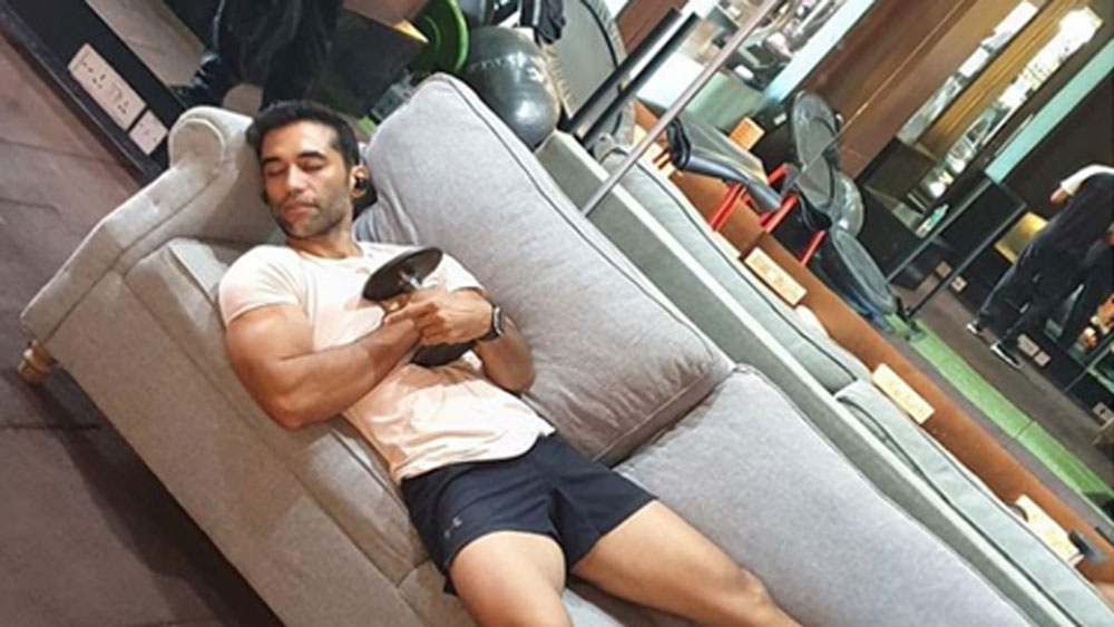 একজন মডেল হিসাবেই কেরিয়ার শুরু করেছিলেন কুশল। ১৯৯৫ সালে ‘আ মাউথফুল অব স্কাই’ টিভি সিরিজের হাত ধরে তাঁর টেলিভিশনে আসা।