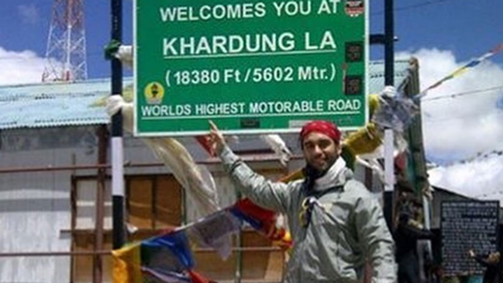 এমনকি জনপ্রিয় সিরিয়াল ‘সিআইডি’-তেও তিনি ছিলেন। এ সবের মধ্যেই অভিনয়ের দৌলতে ২০০৪ সালে ফারহান আখতারের ছবি ‘লক্ষ্য’তে অভিনয়ের সুযোগ পান তিনি।