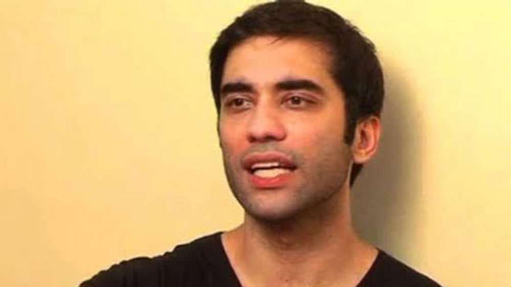 কুশলের খুব কাছের এক বন্ধু জানিয়েছেন, ইদানীং কেরিয়ার নিয়ে কুশল খুবই চাপে ছিলেন। ঠিকঠাক কাজ পাচ্ছিলেন না। তার উপর ব্যক্তিগত জীবনেও সমস্যা চলছিল। স্ত্রী অড্রের সঙ্গে সম্পর্ক তলানিতে পৌঁছেছিল তাঁর। সেই কারণেই কি আত্মঘাতী হলেন কুশল! দানা বাঁধছে রহস্য।