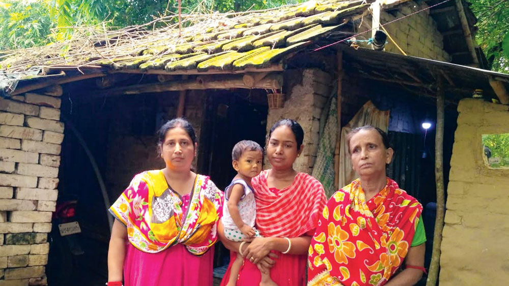  বাঁ দিক থেকে, কাকলি, সখিনা ও ইলা রায়চৌধুরী। ফাইল চিত্র