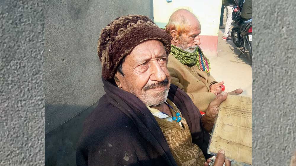 নথি হাতে নাদের। —নিজস্ব চিত্র।