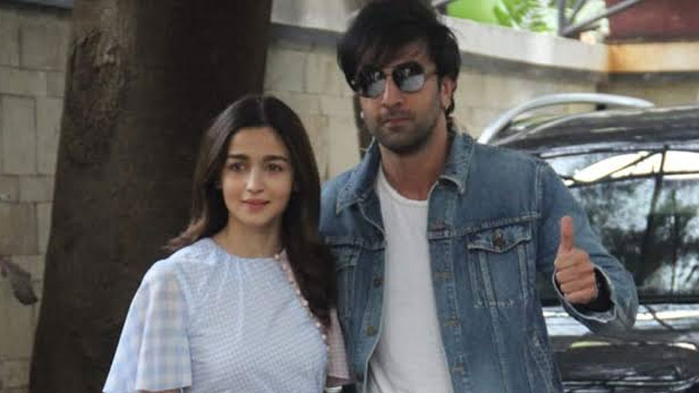 রণবীর কপূর এবং আলিয়া ভট্ট: প্রথম প্রথম তাঁদের সম্পর্ক নিয়ে প্রচুর জল্পনা-কল্পনা ছিল। কিন্তু কপূর পরিবারে যে ভাবে আলিয়ার পদার্পণ ঘটেছে এবং কপূর পরিবারের ছবিতেও যে ভাবে আলিয়া নিজের জায়গা পাকা করে নিয়েছেন, তাতে জল্পনার আর কিছু অবশিষ্ট রইল না। আগামী বছরে চার হাত এক হবে বলেও আশা করছেন অনেকে।