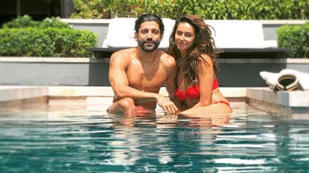 ফারহান আখতার এবং শিবানি দান্ডেকর: এই জুটি কখনও প্রকাশ্যে নিজেদের সম্পর্কের কথা স্বীকার করেননি। কিন্তু তাঁদের একসঙ্গে ছুটি কাটানোর ছবিতেই সব স্পষ্ট করে দিয়েছে।