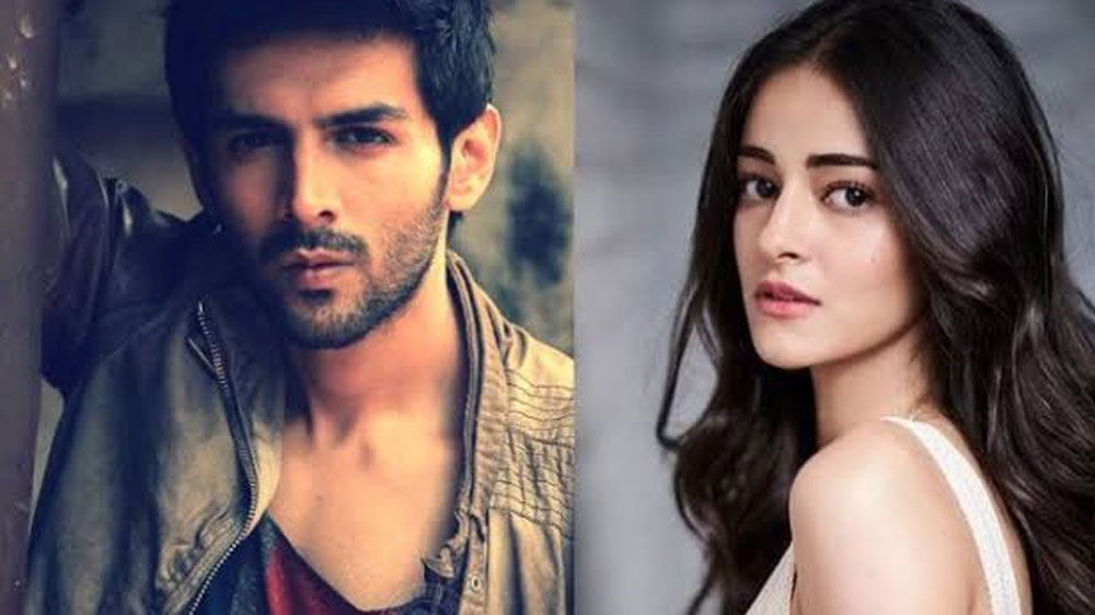 কার্তিক আরিয়ান এবং অনন্যা পাণ্ডে: ‘পতি পত্নি অউর ও’ ছবিতে কার্তিকের ‘ও’ হয়েছিলেন অনন্যা। কিন্তু স্ক্রিপ্টের বাইরেও তাঁদের জন্য আলাদা কিছু লেখা ছিল। সারা-পর্ব পিছনে ফেলে চুটিয়ে ডেট করছেন দু’জনে।