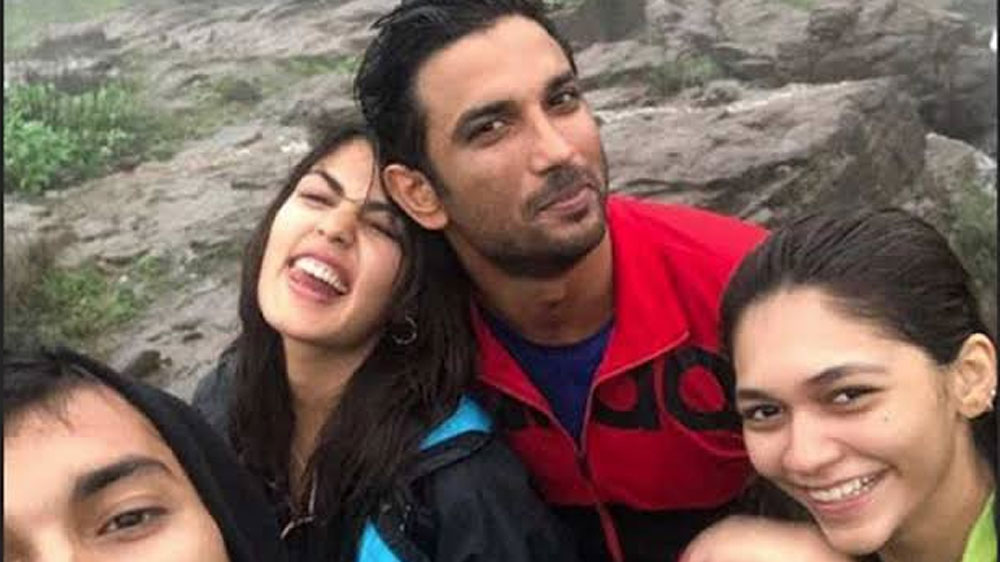 সুশান্ত সিংহ রাজপুত এবং রিয়া চক্রবর্তী: কৃতী শ্যাননের সঙ্গে ব্রেক আপের পর ২০১৯ সালে অভিনেত্রী রিয়া চক্রবর্তীর সঙ্গে নতুন সম্পর্কে আবদ্ধ হয়েছেন সুশান্ত।