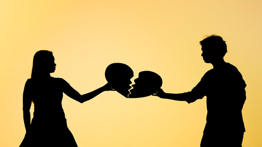 এত গেল সম্পর্ক জোড়ার খবর। একটা নতুন সম্পর্ক জুড়তে গেলে, অনেক সময় পুরনো সম্পর্ক ভাঙার প্রয়োজন হয়। ২০১৯ সালে যেমন নতুন সম্পর্ক জুড়েছে, তেমন ভেঙেওছে। এ বার দেখে নেওয়া যাক বলিউড ব্রেক আপগুলো।