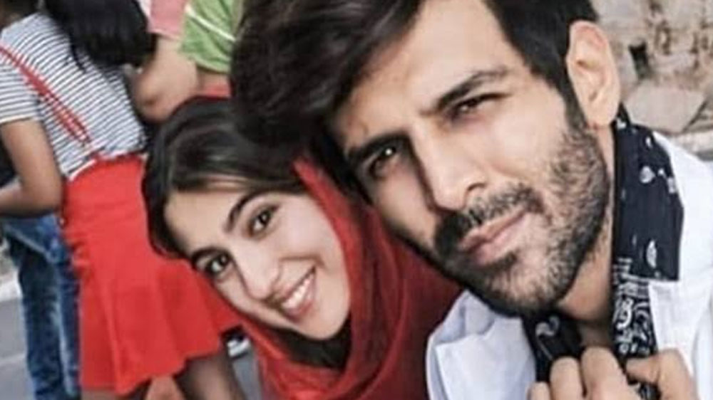 কার্তিক আরিয়ান এবং সারা আলি খান: অনন্যা পাণ্ডের সঙ্গে সম্পর্কের আগে সারা আলি খানের সঙ্গে তাঁর নাম জড়িয়েছিল। যদিও দু’জনে এই সম্পর্ক নিয়ে কোনওদিনই প্রকাশ্যে কিছু বলেননি।