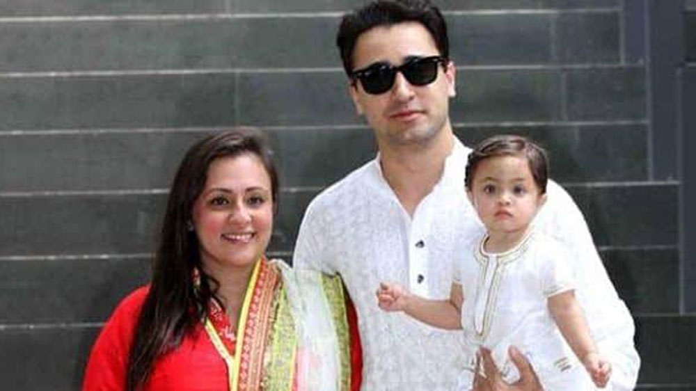 ইমরান খান এবং অবন্তিকা মালিক: ২০১৯-এর সেপ্টেম্বরে ইমরানের বাড়ি ছেড়ে ছোট মেয়েকে নিয়ে বেরিয়ে আসেন অবন্তিকা। তাঁদের সম্পর্কের ভাঙন নিয়ে অনেক জল্পনা চলেছে। একাংশ মনে করেন, ইদানীং হাতে কোনও কাজ নেই ইমরানের। পরিবারের আর্থিক সঙ্কটের কারণেই তাঁদের মধ্যে যত অশান্তি।