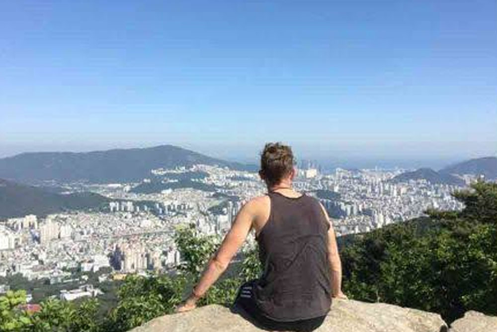 নীল রংকে শান্তির প্রতীক বলা হয়। মানসিক অস্থিরতা কমাতে সাহায্য করে এই নীল রং। সে জন্যই বিমানের আসনের রং সাধারণত নীল করা হয়।