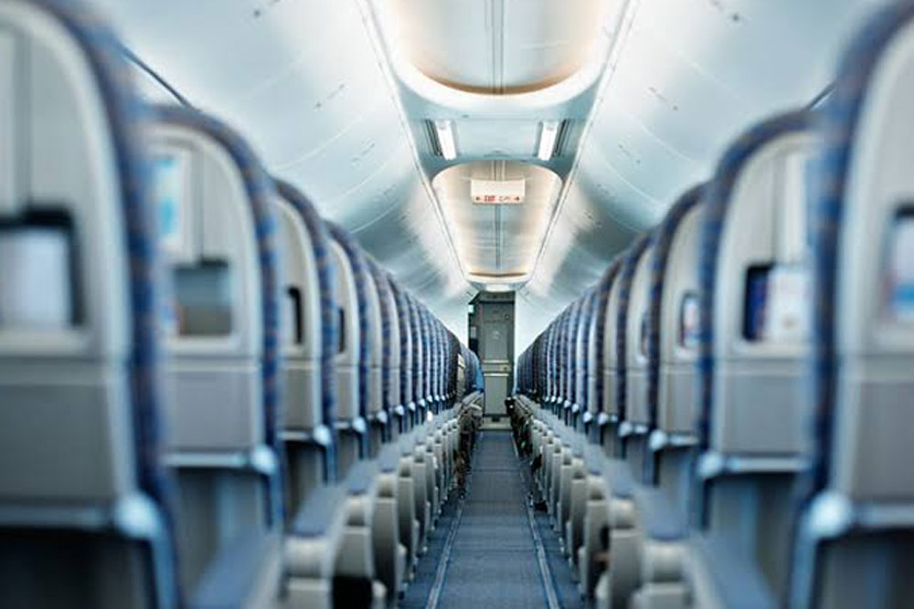 এ ছাড়াও নীল এমন একটা রং যা সহজে নোংরা হয় না। সাদা তো বটেই, অন্য যে কোনও গাঢ় রংও সহজে নোংরা হয়ে যায়। নীলের ক্ষেত্রে সেটা বোঝা যায় না। নীল রঙের আসন ব্যবহার করার এটাও একটা কারণ।