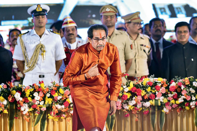 সূচনা: মহারাষ্ট্রের মুখ্যমন্ত্রী হিসেবে শপথ নেওয়ার পরে উদ্ধব ঠাকরে। মুম্বই, ২৮ নভেম্বর ২০১৯। পিটিআই