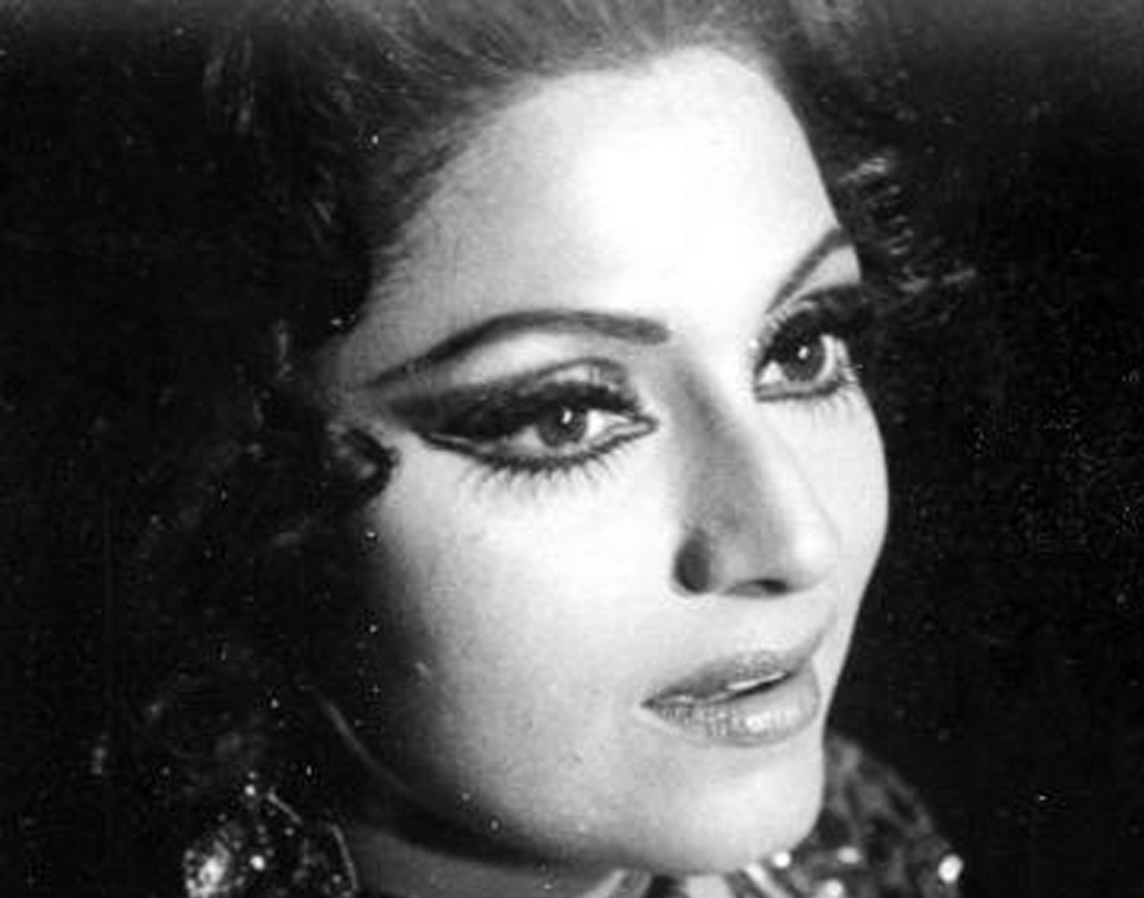 গুজরাতের ভালসাদের এক প্রত্যন্ত গ্রামে বিন্দুর জন্ম ১৯৫১-র ১৭ এপ্রিল। তাঁর বাবা নানুভাই দেশাই ছিলেন ছবির প্রযোজক। গ্রামের পরিবেশে তিনি ভাইবোনদের সঙ্গে বড় হয়ে ওঠেন। মাত্র ১৩ বছর বয়সে বিন্দুর বাবা মারা যান। পরিবারের বড় মেয়ে হিসেবে সংসারের দায়িত্ব এসে পড়ে বিন্দুর কাঁধে।