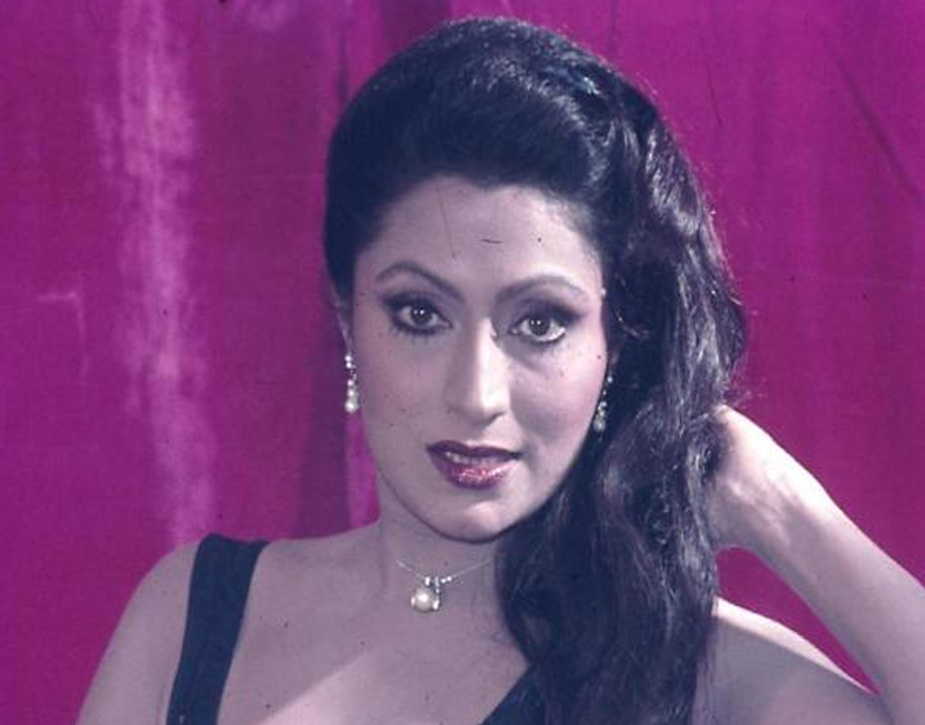 ১৯৬২ সালে প্রথম অভিনয় ‘অনপড়’ ছবিতে। এরপর ‘অওরত’, ‘আয়া শাওন ঝুম কে’, ‘ডোলি’ ছবিতে তিনি অভিনয় করেন। প্রথম নজর কাড়েন ‘ইত্তেফাক’ ছবিতে। সেখানে তাঁর চরিত্রের নাম ছিল রেণু। ‘ইত্তেফাক’-এর মতো বক্সঅফিসে সুপারহিট হয় ‘দো রাস্তে’। এই ছবিতে বিন্দুর অভিনীত চরিত্রের নাম ছিল নীলা।