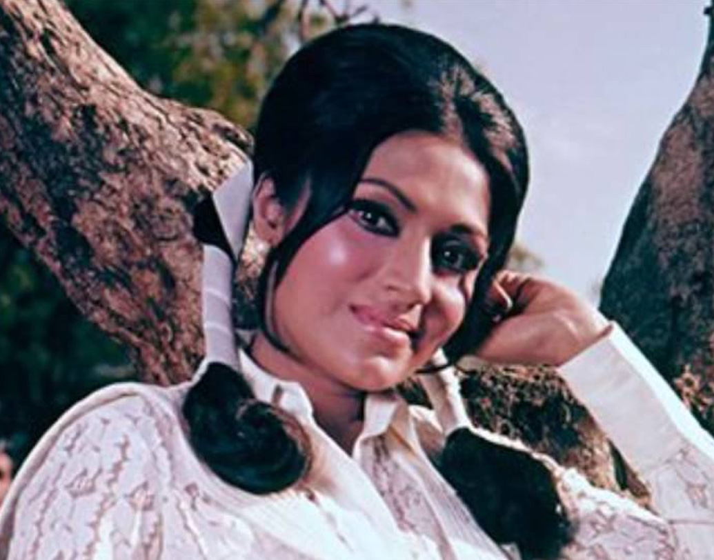 হৃষিকেশ মুখোপাধ্যায়ের ছবি ‘অর্জুন পণ্ডিত’ এবং ‘অভিমান’-এ নিজের পরিচিত ছকের বাইরে অভিনয়ের সুযোগ পেয়েছিলেন বিন্দু। পরিচালক যে তাঁর উপর ভরসা করেছিলেন, তাঁর পূর্ণ প্রকাশ দেখা গিয়েছিল বিন্দুর অভিনয়ে। দু’টি ছবিতেই নজরকাড়া সাবলীল ছন্দে অভিনয় করেছিলেন বিন্দু।