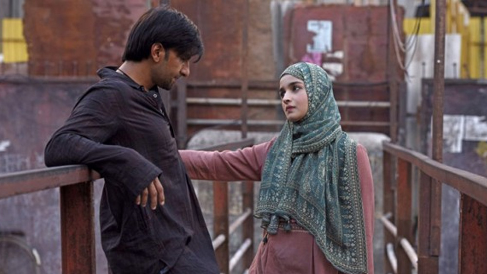 রণবীর সিংহ-আলিয়া ভট্টের দুরন্ত অভিনয় ছিল ‘গাল্লি বয়’ ছবির মূল আকর্ষণ। ফেব্রুয়ারিতে মুক্তিপ্রাপ্ত ছবিটি তুমুল জনপ্রিয় হয়। বক্স অফিসে ব্যবসার পরিমাণ ২৩৮ কোটি টাকা।