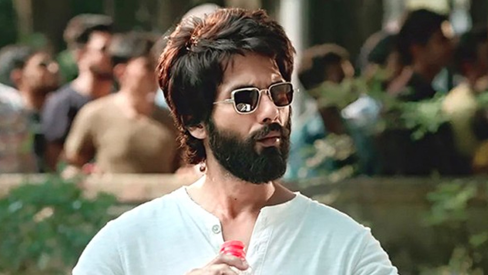 একরোখা, প্যাশনেট প্রেমিকের ভূমিকায় এ বার বাজিমাত করেছেন শাহিদ কপূর। কিয়ারা আডবাণীর বিপরীতে তাঁর অভিনয় ‘কবীর সিংহ’ ছবির সাফল্যের রসায়ন। পুরুষতান্ত্রিকতার অভিযোগ উঠলেও দেশ জুড়ে সুপারহিট এই ছবি। ব্যবসা পৌঁছেছে ৩৭৯ কোটিতে। ছবিটি মুক্তি পেয়েছিল  ২১ জুন।