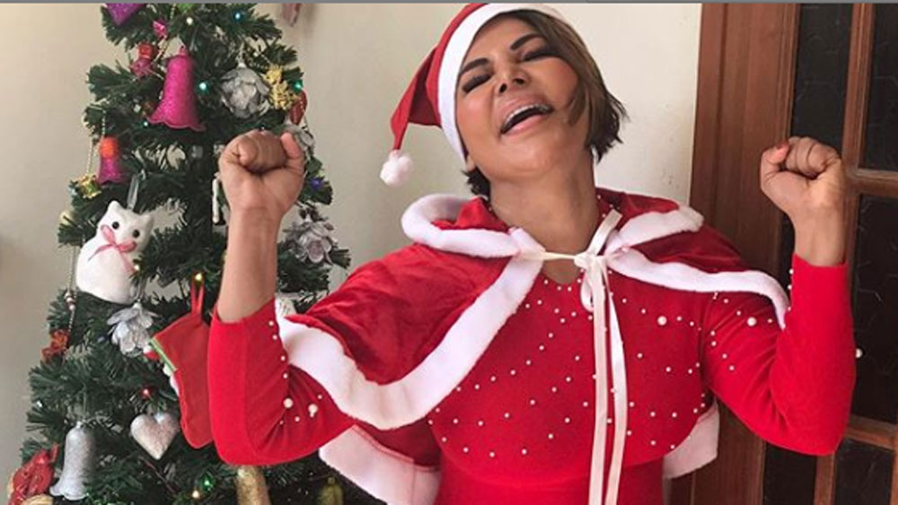 সম্প্রতি ইনস্টাগ্রামে একটি বাচ্চা মেয়ের ছবি-ভিডিয়ো প্রকাশ করে তাঁকে নিজের মেয়ে বলে দাবি করে বসলেন! ইনস্টাগ্রামে তিনি ছবির ক্যাপশনে লিখেছেন 'মিনি মি'।