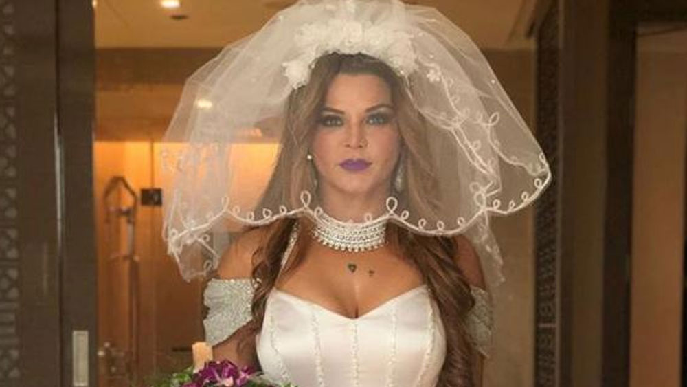 গত ৩০ জুলাই মুম্বইয়ের এক পাঁচতারা হোটেলে গাঁটছড়া বাঁধেন রাখি। তাঁর বিয়ের সেই ছবি নেট দুনিয়ায় ভাইরাল হতেই নেটিজেনদের মনে নানা প্রশ্ন জাগে।