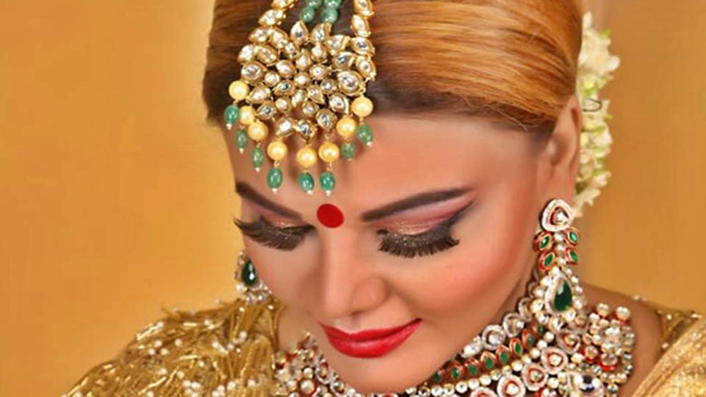 শুধু জানিয়েছেন, তাঁর স্বামীর  নাম রীতেশ। তিনি একজন প্রবাসী ভারতীয়। লন্ডনের ব্যবসায়ী। বিয়ের পর রাখি লন্ডনেই শিফট করেছেন।লন্ডনে তাঁদের নতুন বাড়ির ছবিও ইনস্টাগ্রামে শেয়ার করেছিলেন তিনি।