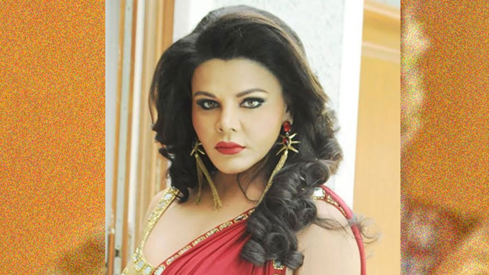 স্বামীকে কেন প্রকাশ্যে আনছেন না? এই প্রশ্নের জবাবে তিনি বলেন, “হাজার আলোর ঝলকানি, ক্যামেরা, এসব থেকে দূরে থাকতেই পছন্দ করেন আমার স্বামী। মিডিয়ার সামনে আসাও তাঁর একেবারেই পছন্দ নয়। বিয়ে তো পরিবারের মধ্যে ব্যাপার। সারা দুনিয়াকে জানানোর প্রয়োজন আছে কি?”