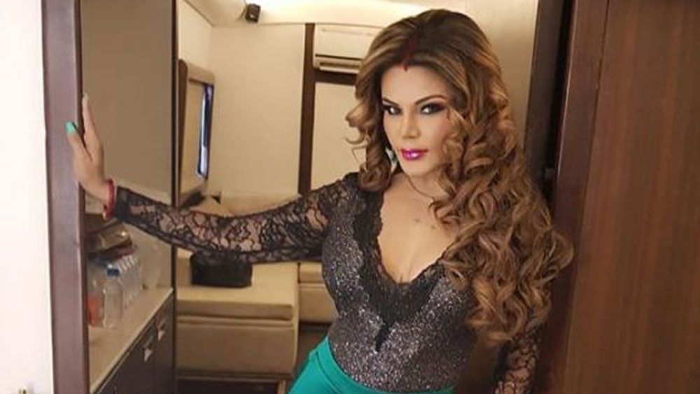 বেবি ফেস ফিল্টার ব্যবহার করে রাখি নিজের মিনি ভার্সন তৈরি করেছেন। আর সেটাকেই ‘মিনি মি’ ক্যাপশন দিয়ে শেয়ার করেছেন।