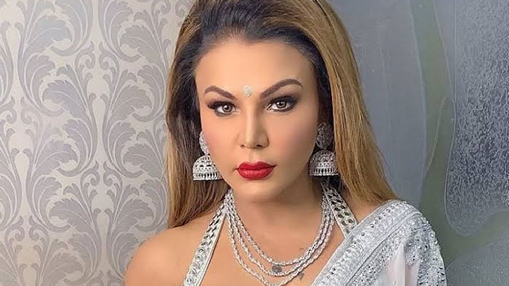 ক্যাপশনে তিনি আরও লিখেছেন, ‘বন্ধুরা আমার ভক্তেরা এ আমার মেয়ে। প্লিজ আপনারা ওকে আশীর্বাদ করুন।’