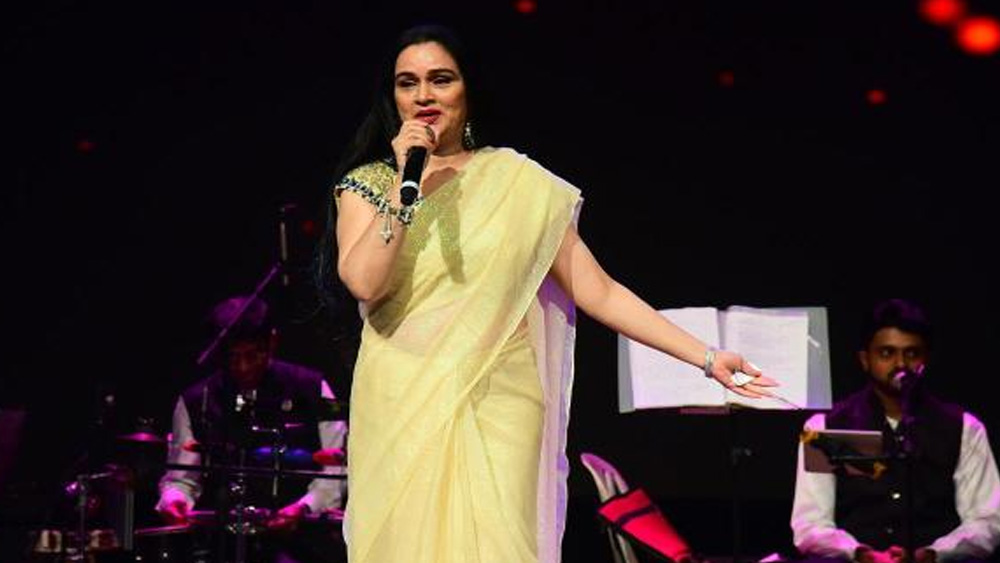 বিনোদন দুনিয়ায় পদ্মিনীর আত্মপ্রকাশ গায়িকা হিসেবে। ‘ইয়াদোঁ কি বরাত’, ‘কিতাব’, ‘দুশমন দোস্ত’-সহ কিছু সিনেমায় তিনি বোন শিবাঙ্গীর সঙ্গে শিশুশিল্পী হিসেবে গান গেয়েছেন।