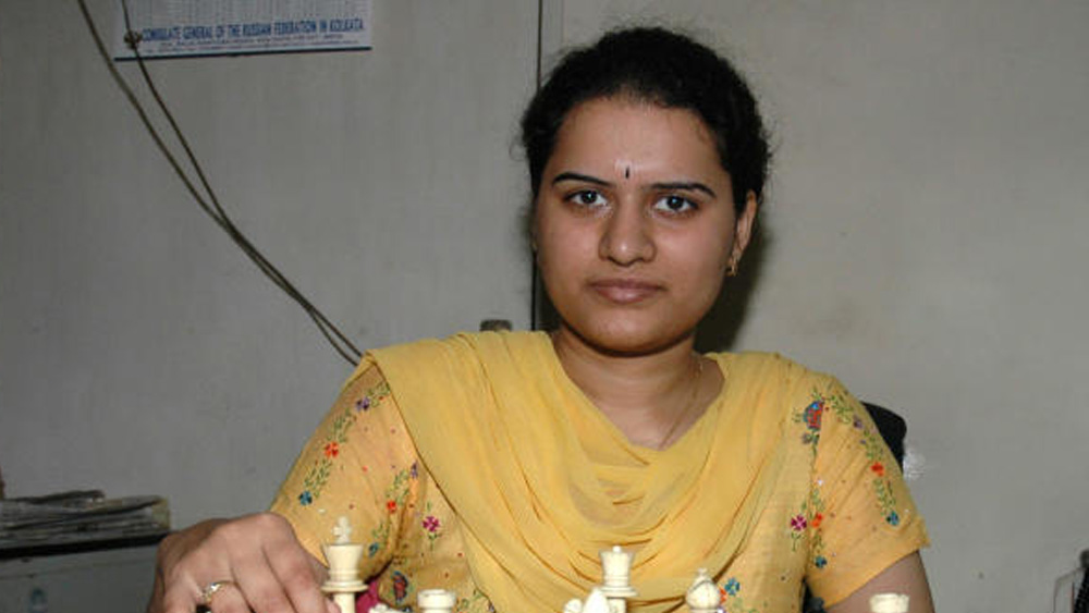 হাম্পির নজর : মা হওয়ার জন্য দাবা প্রতিযোগিতা থেকে দু’বছরের বিরতি থেকে ফিরেই র‌্যাপিড দাবায় বিশ্ব চ্যাম্পিয়ন কনেরু হাম্পি। বিশ্বনাথন আনন্দের পরে দ্বিতীয় ভারতীয় দাবাড়ু হিসেবে এই কৃতিত্ব তাঁর।