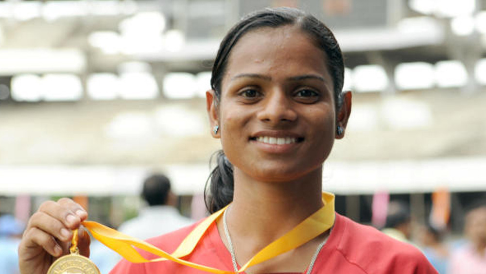 সাফল্য-ব্যর্থতার হাত ধরে এসেছে বিতর্কও। নিজের সমকামী সম্পর্কের কথা প্রকাশ্যে জানিয়েছেন দ্যুতি চন্দ। যা নিয়ে আলোড়ন পড়ে ভারতীয় ক্রীড়া জগতে। এই সাহসী ঘোষণার ফলে পারিবারিক সমস্যারও সম্মুখীন হতে হয় এই ভারতীয় স্প্রিন্টারকে।