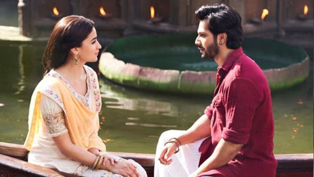 কর্ণ জোহরের প্রযোজনায় বহু তারকাখচিত ছবি ‘কলঙ্ক’ মুক্তি পেয়েছিল এপ্রিলে। বহু প্রত্যাশা জাগিয়েও বক্স অফিসে মুখ থুবড়ে পড়ে এই ছবি। ঝাঁ চকচকে সেটে মাধুরী দীক্ষিত, সঞ্জয় দত্ত, আলিয়া ভট্ট, সোনাক্ষী সিংহ, আদিত্য রয় কপূরের মতো তারকাদের অভিনয়ও ভরাডুবি বাঁচাতে পারেনি। আকাশছোঁয়া বাজেটের এই ছবি প্রোমোশনেও কার্পণ্য ছিল না। শুরুতে ব্যবসা এগোলেও পরে এর দুর্বল গল্প আর চিত্রনাট্য ফিরিয়ে‌ দেন দর্শকরা। বক্স অফিসে ব্যবসা করে ৮১ কোটি টাকার।