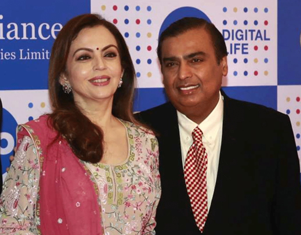 ব্যবসায়ীদের মধ্যে শীর্ষ স্থানে রয়েছেন মুকেশ অম্বানী। তারপর রয়েছেন আদানি গ্রুপের চেয়ারম্যান গৌতম আদানি। তৃতীয় স্থানে রয়েছেন নায়কার প্রতিষ্ঠাতা ফাল্গুনী নায়ার।