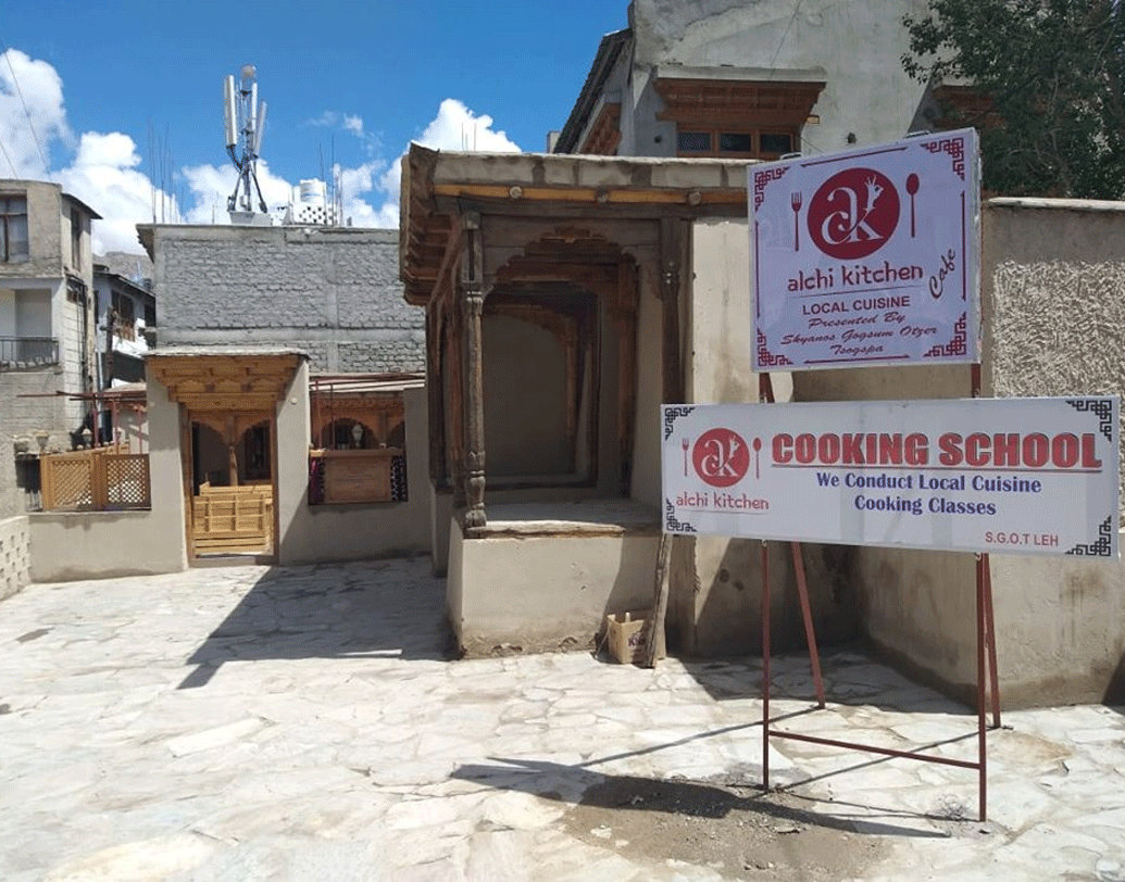 সেই ইচ্ছায় ভর করেই মনের জোরে ব্যাঙ্ক থেকে সামান্য কিছু টাকা ঋণ নেন তিনি। এর পরেরটা যেন রূপকথার গল্প। নিলজা আজ লাদাখের ‘আলচি কিচেন’-এর মালিক। তাঁর অধীনে কাজ করে সংসার চালান লাগাখের অনেক তরুণী।