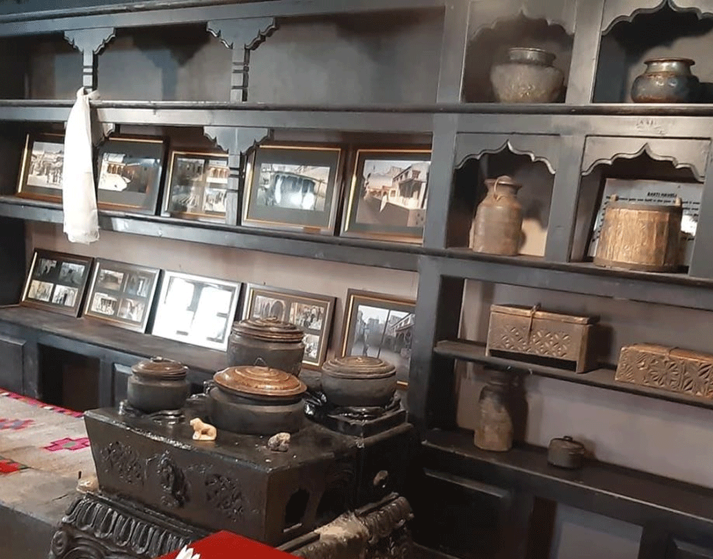 লে থেকে ৬৬ কিলোমিটার দূরে পাহাড়ে ঘেরা একটি ছোট গ্রাম আলচি। নিলজার জন্মের মাস খানেক আগে তাঁর বাবার মৃত্যু হয়। ওই অবস্থাতেই শ্বশুরবাড়ির লোকেরা নিলজার মাকে বাড়ি থেকে বার করে দিয়েছিলেন। তারপর থেকে মামার বাড়ির ছোট্ট গ্রাম আলচিতেই নিলজার বেড়ে ওঠা।